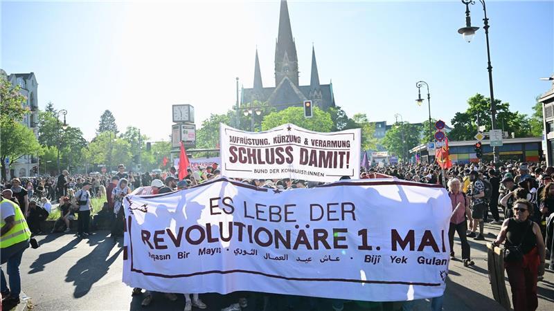 Zehntausend ziehen bei Mai-Demonstration durch Kreuzberg Linke Proteste starten am Südstern in Kreuzberg.