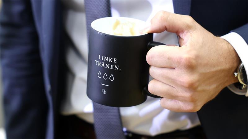 AfD stellt Landtagspräsidenten - Brandmauer bröckelig? „Linke Tränen“ steht auf einer Tasse, mit der Ulrich Siegmund (AfD) zur konstituierenden Sitzung des Landtags von Sachsen-Anhalt kommt.