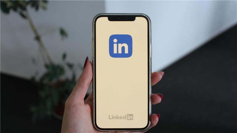 LinkedIn wird weltweit als Karrierenetzwerk genutzt und ist als App auf vielen Handys auf der ganzen Welt zu sehen. Heute gehört es zu Microsoft.