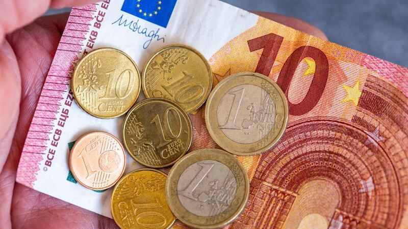 Millionen Beschäftigte mit Niedriglöhnen Linken-Chef Schirdewan fordert, den Mindestlohn von derzeit 12,41 Euro auf 15 Euro zu erhöhen.