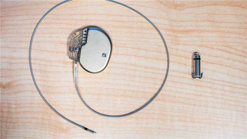 Links der konventionelle Schrittmacher mit Gehäuse und Sonde, rechts der Leadless Pacemaker in Form einer einzelnen Kapsel.