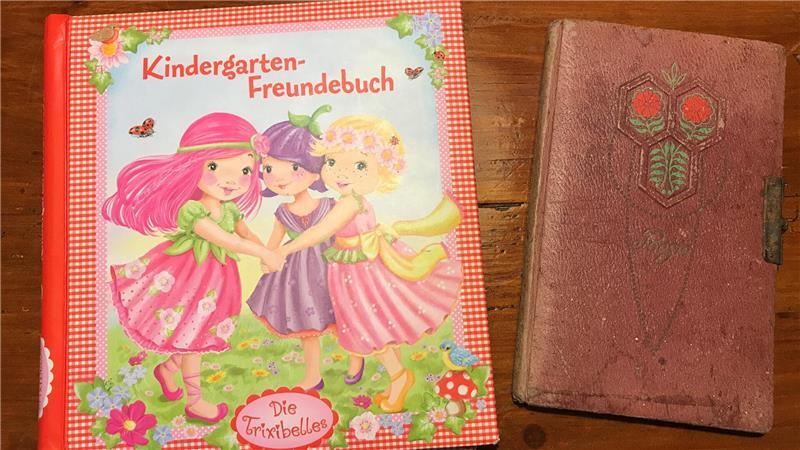 Links ein Freundschaftsbuch aus den 70er Jahren, rechts ein Poesiealbum von 1918.
