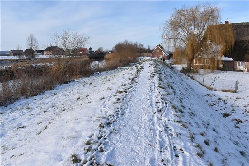 Links fließt die Lühe, rechts stehen die Häuser: Blick auf den zu niedrigen Umdeich in Neuenkirchen , dieser soll nach der Fertigstellung des Hochwasserentlastungspolders im Bullenbruch erhöht werden. Foto: Vasel