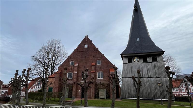 Rätsel im Alten Land: Wer kennt diese Kirchturmuhr? Links ist der Turm der St.-Matthias-Kirche in Jork mit der Uhr zu sehen.