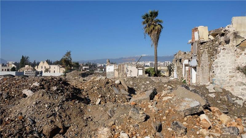 Links ist die Fassade der Kirche inmitten der Zerstörung zu sehen.