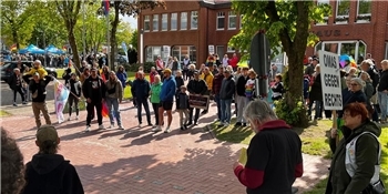 Links steht die AfD, rechts sind die Gegendemonstranten.