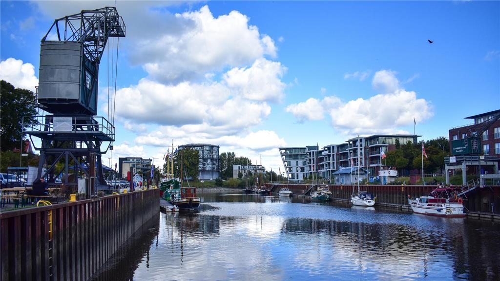 Links um den alten Kran können Hungrige ihre Snackpause, zum Beispiel bei einem ...