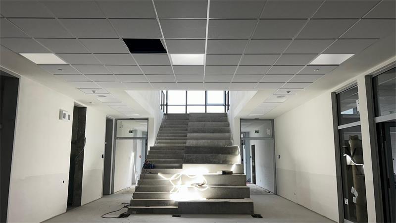 Neuer Höhepunkt an Himmelpfortens Grundschule Links und rechts hinter der Treppe befindet sich der Haupteingang.