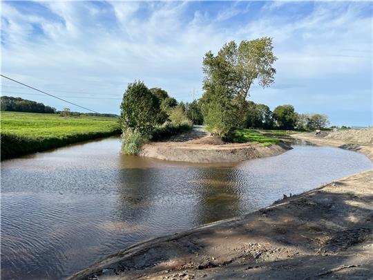 Links war gerade noch der Burgbeck-Kanal, jetzt ist das der Altarm. Das Wasser fließt nun im neuen Kanalbett nach rechts Richtung neues Schöpfwerk. Geradeaus ist auf der Landzunge die ehemalige Zufahrtsstraße Richtung Deich zu sehen.