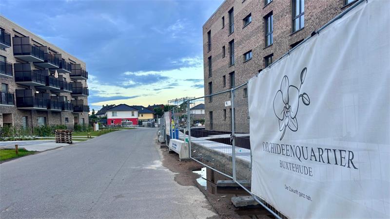 Links wird schon gewohnt, rechts in LEAN-Taktung am Baufortschritt gearbeitet.