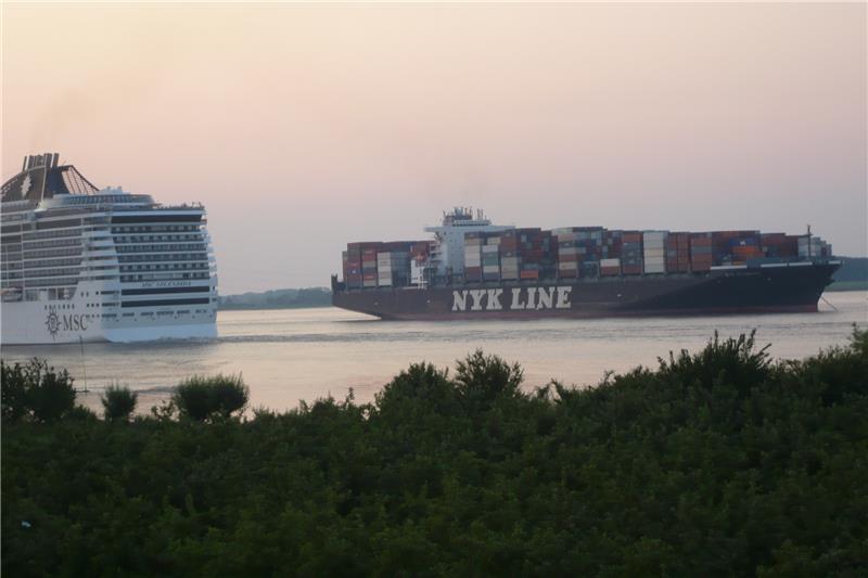 Links zieht die  MSC Splendida am Havaristen vorbei, rechts ist die NYK Olympus nach der Notankerung zu sehen. Foto Schuldt