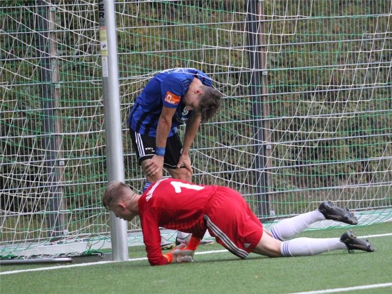 VfL Güldenstern Stade steckt in der Krise Linksverteidiger Fabio Lembke und Torhüter Finn-Jonas Suhr nach dem 0:3-Treffer gegen Harsefeld. Vor dem Derby gegen Hedendorf müssen die Stader die Köpfe hochkriegen und dem Druck standhalten. Foto: Bröhan