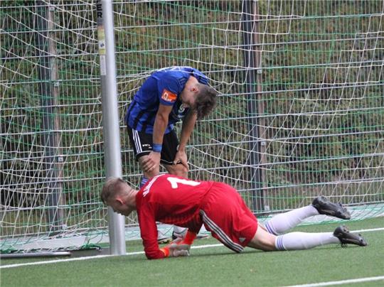 Linksverteidiger Fabio Lembke und Torhüter Finn-Jonas Suhr nach dem 0:3-Treffer gegen Harsefeld. Vor dem Derby gegen Hedendorf müssen die Stader die Köpfe hochkriegen und dem Druck standhalten. Foto: Bröhan