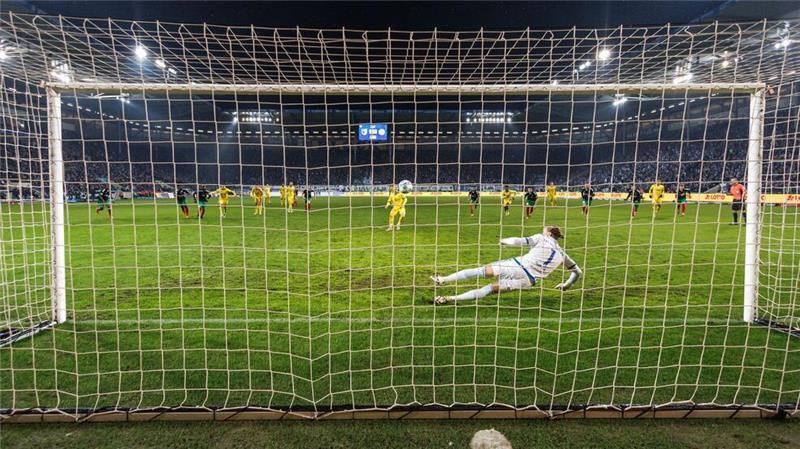 Lino Tempelmann von Eintracht Braunschweig verwandelt Strafstoß zum 1:1 gegen Magdeburgs Torwart Dominik Reimann (r).