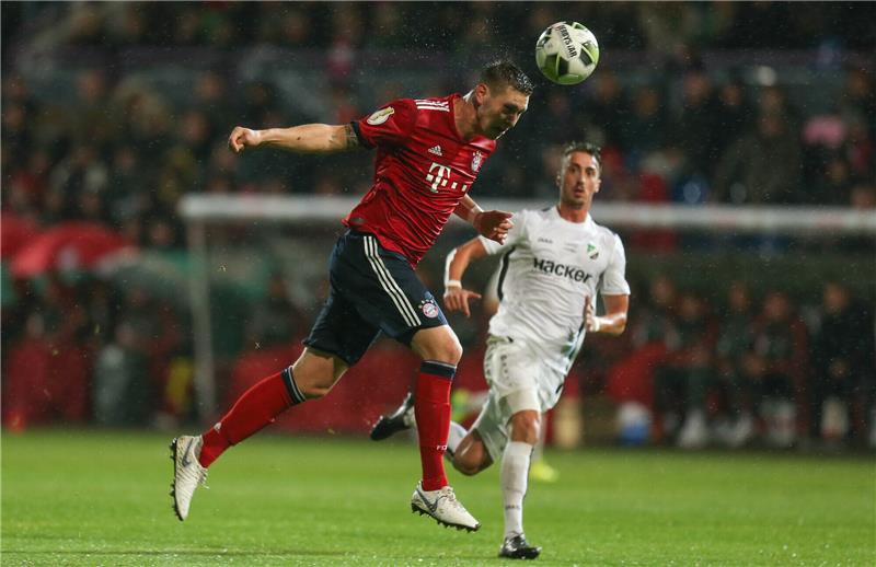 Linus Meyer (re.) lieferte sich 2018 im DFB-Pokal einen Kampf um den Ball mit Bayerns Niklas Süle. Jetzt läuft er für den Heeslinger SC auf. Foto: Friso Gentsch/dpa