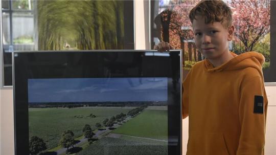 Linus Papenberg ist der jüngste Teilnehmer des Fotowettbewerbs Alleen. Die Ausstellung ist bis zum 24. November im Kulturforum zu sehen.