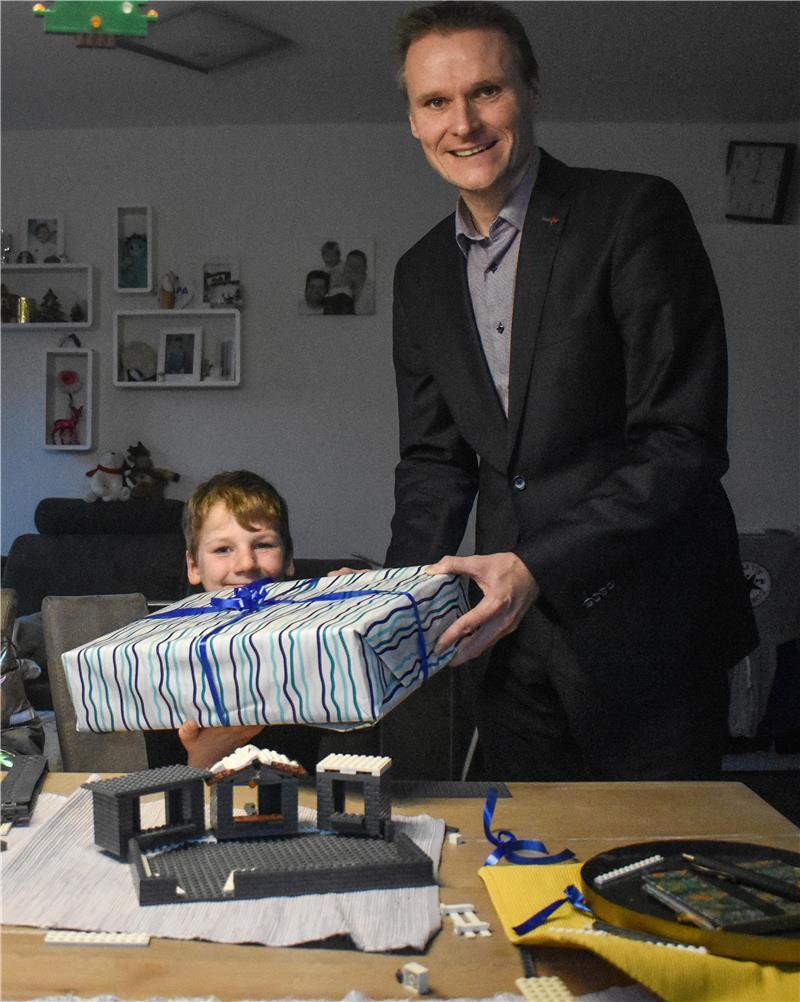 Linus Patjens kann es kaum erwarten, das Geschenk - überreicht von Udo Feindt - noch nicht direkt aufzureißen.