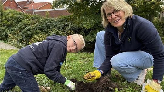 Lion und Ilka von Bargen haben Spaß beim Pflanzen.