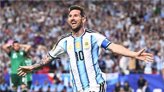 Lionel Messi hat in seinem 200. Länderspiel einen Dreierpack geschnürt und Kloses WM-Rekord mit 16 Treffern eingestellt.
