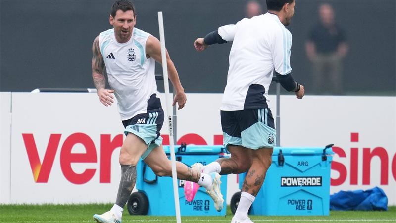 Lionel Messi konnte das Abschlusstraining mit seinen Kollegen absolvieren - Spanien sagte die letzte Einheit wegen des Gewitters ab.