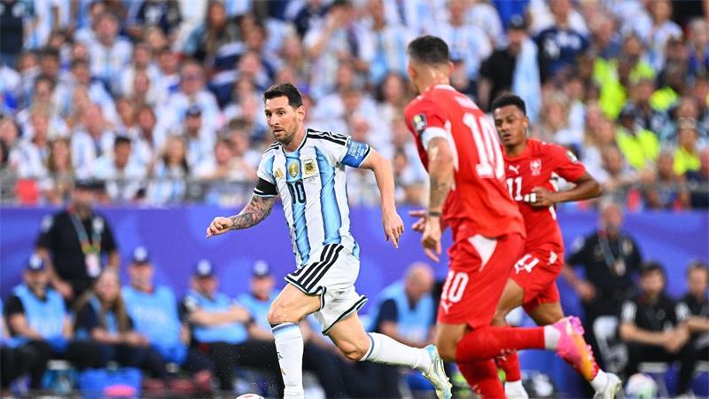 Dritter Dusel-Sieg: Messis Team leidet, tanzt und träumt Lionel Messi (l.) und seine Argentinier stehen im Halbfinale.