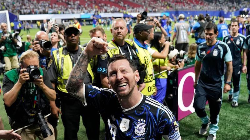 Lionel Messi lässt sich feiern. 