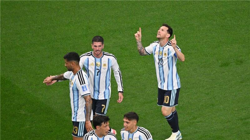 Lionel Messi (r.) nach seinem WM-Rekordtor.