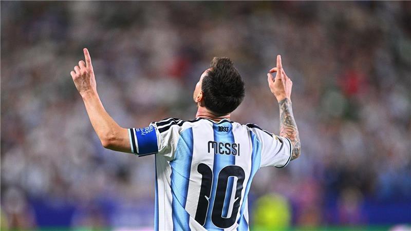 Lionel Messi trumpft wie ein Fußball-Gott auf.