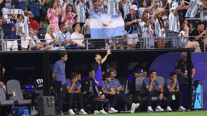 Team über Ego: Messis „wunderbare“ Geste als Edeljoker Lionel Messi verfolgte das Spiel zunächst von der Bank aus.