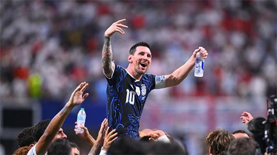 Lionel Messi wird auf Schultern getragen.