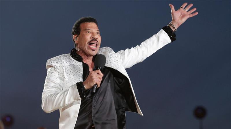 Lionel Richie trat im vergangenen Jahr bei der Krönung von König Charles III. auf. 2025 geht er wieder in Europa auf Tournee und kommt auch fünf Konzerte nach Deutschland.