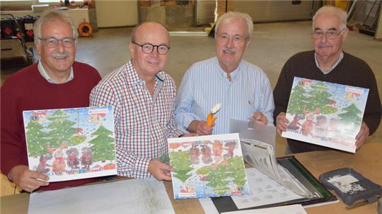 Lions-Club-Mitglieder bei der Herstellung des Adventskalenders 2023 in der Druckerei Pusch (von links): Uwe Crüger, Dr. Gerhard Benner, Helmut Schulze und Dr. Hartwig Sulzer.
