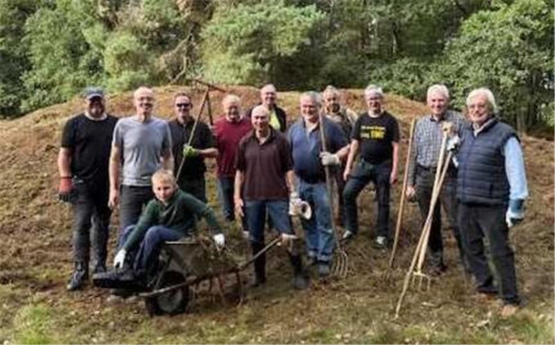 Lions-Mitglieder beim Einsatz in der Goldbecker Heide.