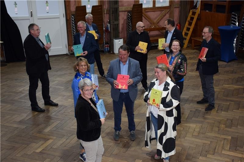 „SingLiesel“-Bücher gegen das Vergessen Lions-Mitglieder holen sich ihren Bestand an Liederbüchern in der Seminarturnhalle in Stade ab. Foto: Strüning