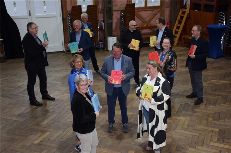 Lions-Mitglieder holen sich ihren Bestand an Liederbüchern in der Seminarturnhalle in Stade ab. Foto: Strüning