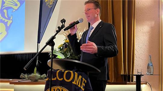 Lions-Präsident Björn Schmahl begrüßt die Besucher zum Club-Geburtstag.