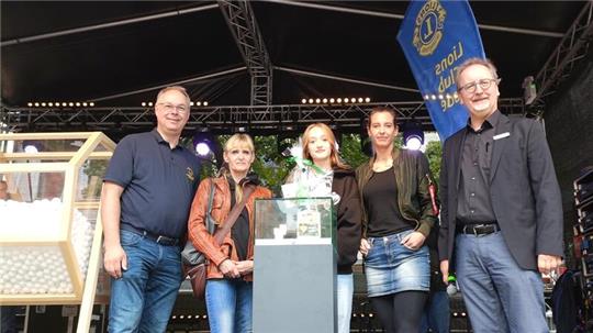 Lionspräsident Markus Lechtenböhmer (von links) mit Kitaleiterin Heike Soukup, Losfee Emma Soukup, Kitaleiterin Marit Thielpape und Moderator Frank Münter.