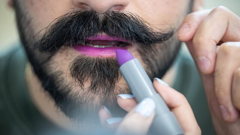 Lippenstift und Bart passen aus Sicht von Visagist Rene Koch gut zusammen.