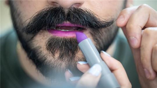 Lippenstift und Bart passen aus Sicht von Visagist Rene Koch gut zusammen.