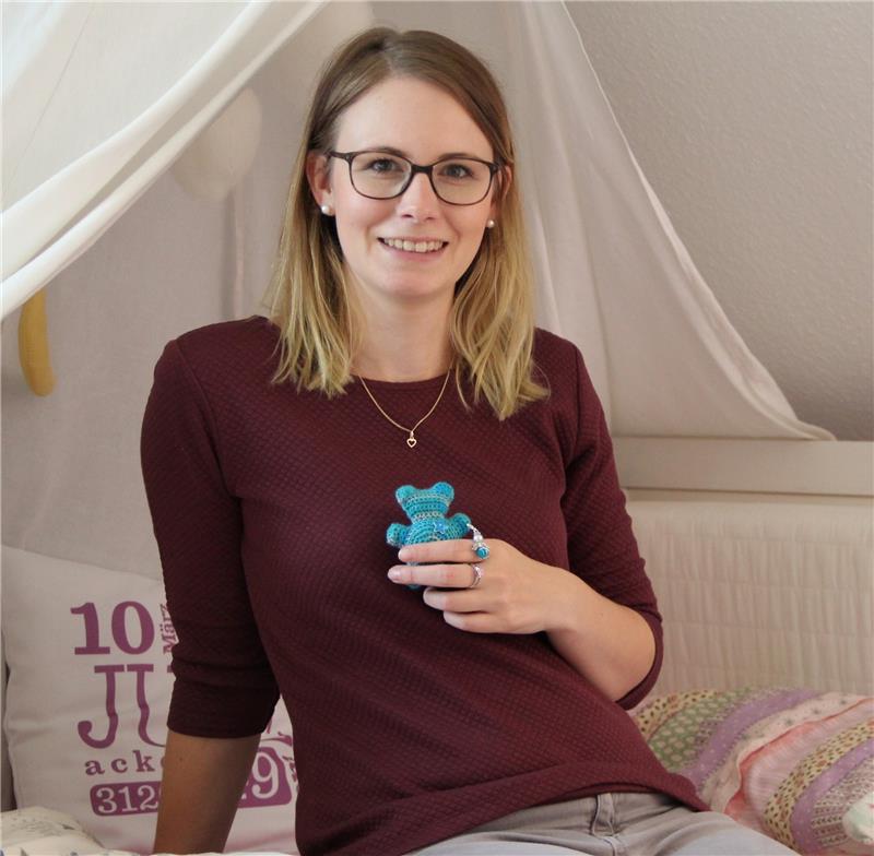 Mutter, Vater, Sternenkind Lisa Acke sitzt im Zimmer ihrer Tochter. In der Hand hält sie ein Sternenbärchen , einen Seelentröster für Eltern, die ein Kind verloren haben. Foto Meybohm