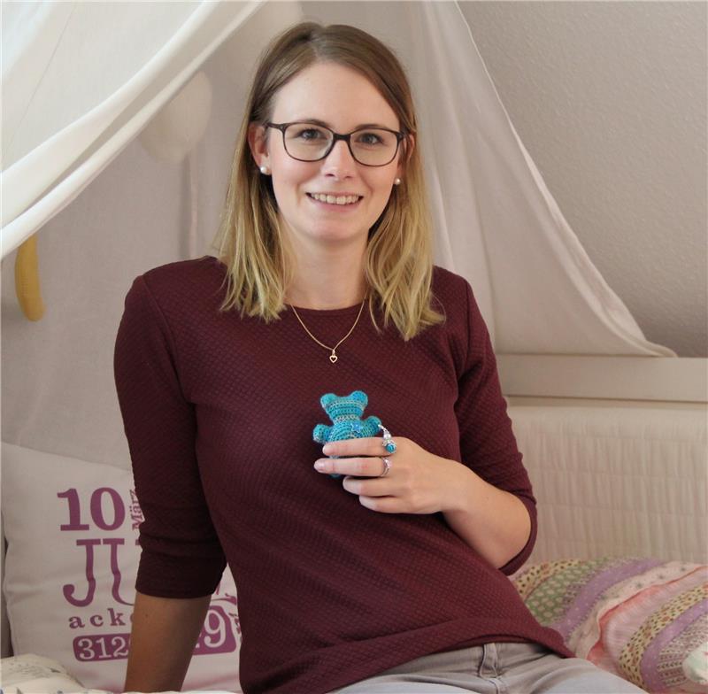 Lisa Acke sitzt im Zimmer ihrer Tochter. In der Hand hält sie ein Sternenbärchen , einen Seelentröster für Eltern, die ein Kind verloren haben. Foto Meybohm