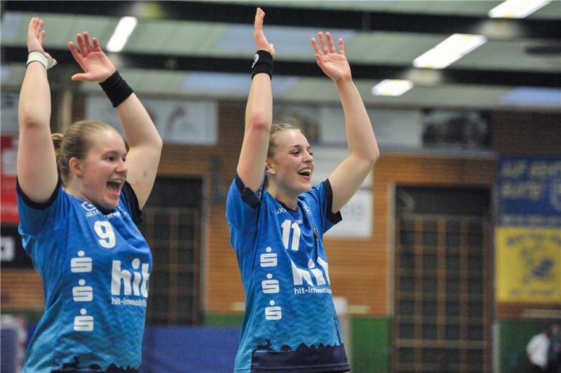Lisa Antl (links) und Isabelle Dölle haben derzeit mit dem Buxtehuder SV einen Lauf in der Handball-Bundesliga. Foto: Jan Iso Jürgens