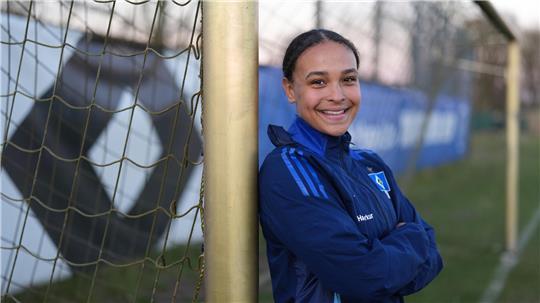 Lisa Baum, Mittelfeldspielerin des Hamburger SV, steht nach dem Training vor der Raute, Vereinslogo des Hamburger SV.