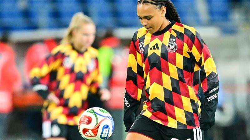 Debütantin am Ball: Lisa Baums früher Aufstieg Lisa Baum beim Warmlaufen vor ihrem Debüt in der DFB-Auswahl.