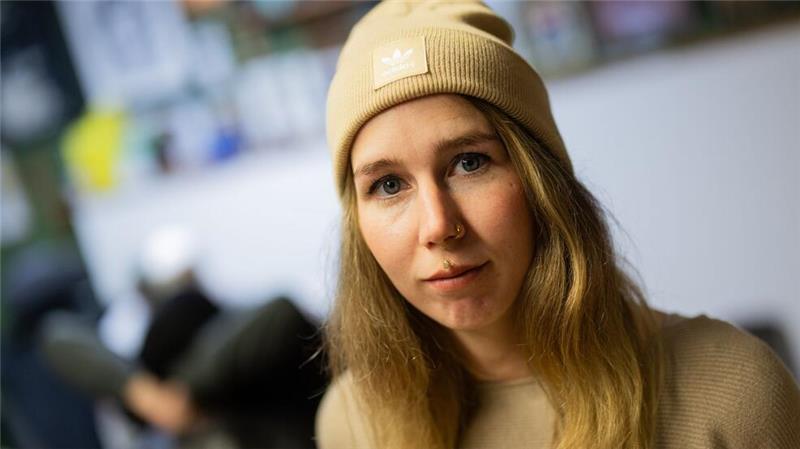 Hakenkreuz adieu: Sie übermalen kostenlos alte Nazi-Tattoos Lisa Meurer vom Tattoo-Studio „On The Rocks“.