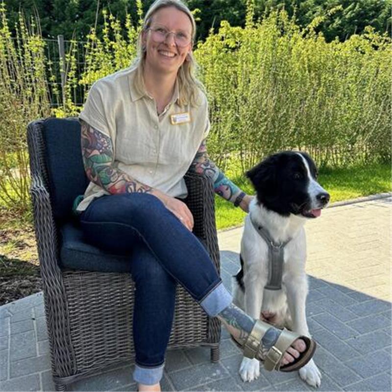 Lisa-Paulina Helk ist als Pflegefachkraft im Lebensgarten-Team. Ihr Hund ist ein gern gesehener Besucher. Helk lässt ihn zum Therapie-Hund ausbilden.