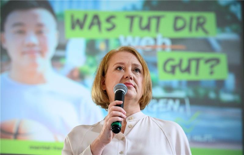 Lisa Paus (Bündnis 90/Die Grünen) startet bei einer Kick-off-Veranstaltung an der Schule am Schloss in Berlin-Charlottenburg ein bundesweite Modellprogramm.