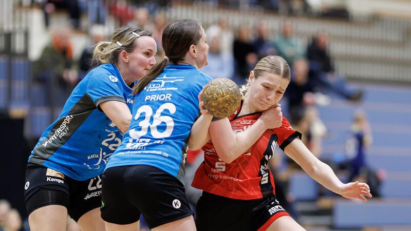 Lisa Prior und Julia Wichern im Zweikampf.
