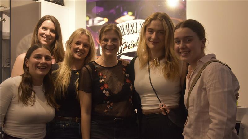 Lisa, Rike, Maya, Anne-Kristin, Amelie und Kristine gefällt die Party ohne Männer.