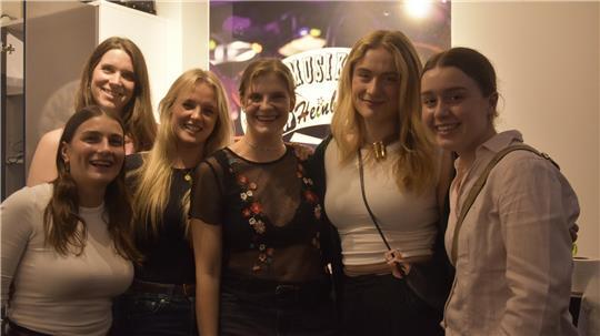 Lisa, Rike, Maya, Anne-Kristin, Amelie und Kristine gefällt die Party ohne Männer.